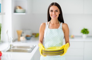 Come lavare i piatti in modo ecologico: 6 trucchi da provare