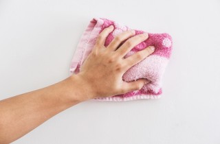 Come togliere le macchie di fuliggine dal muro: i rimedi casalinghi