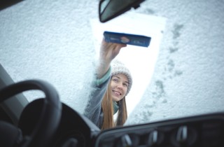 Come togliere il ghiaccio dal vetro auto e prevenire il congelamento: i consigli