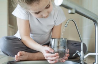A che età i bambini piccoli possono bere l’acqua?