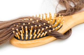 Come usare la spazzola in legno per capelli
