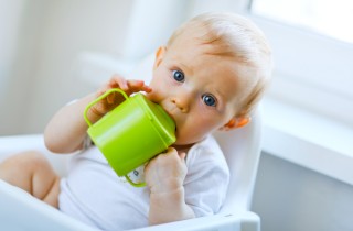 Come far bere il tuo bambino da una tazza
