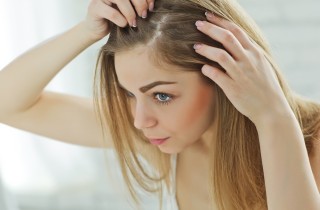 La forfora può causare la caduta dei capelli?