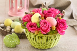 Centrotavola di Pasqua fai da te con fiori freschi: come farlo con la spugna