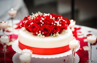 Torte decorate con rose fresche: 9 decorazioni che vorrai fare