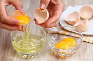 Come separare le uova: consigli per dividere tuorli e albumi