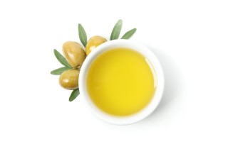 Olio di oliva: 8 usi alternativi di bellezza da provare subito