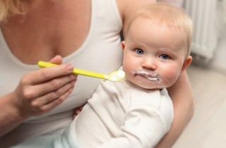 Perché il mio bambino non mangia con un cucchiaio?