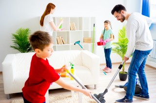 Come organizzare le pulizie domestiche con tutta la famiglia: 5 consigli per sopravvivere