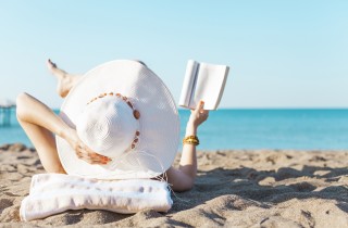 10 libri da portare in spiaggia e leggere sotto l'ombrellone