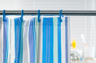 Come lavare la tenda della doccia in tessuto e in vinile