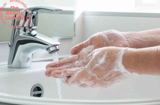 Come lavarsi bene le mani usando il sapone liquido