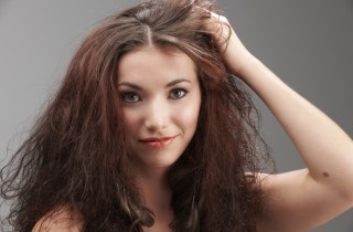 5 trattamenti per capelli crespi che funzionano davvero