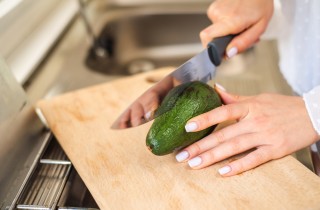 Come sbucciare e tagliare l’avocado: i consigli