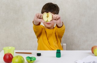 Passatempi creativi per bambini: timbri fai da te con frutta e verdura