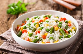 Come condire l'insalata di riso con fantasia
