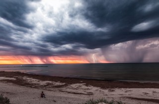 Temporali estivi in spiaggia: i consigli per difendersi dai fulmini e non correre rischi