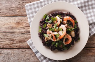 Insalata di riso venere e gamberetti: come farla per il pranzo estivo