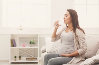 Quanta acqua dovrebbe bere una donna incinta