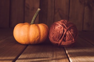 Zucche di lana: il tutorial per arredare in autunno