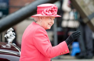 Perché la Regina Elisabetta II indossa abiti colorati