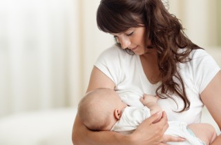 4 cose che potrebbero influenzare il gusto, l'odore e la quantità del latte materno