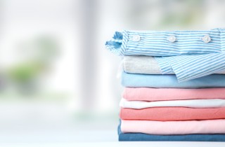 Panni che puzzano dopo il lavaggio in lavatrice: 7 rimedi per togliere il cattivo odore