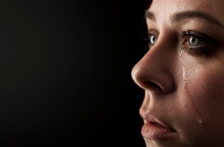 Occhi gonfi dopo aver pianto: cosa fare