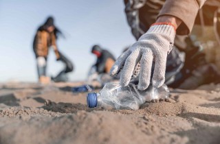 Come eliminare plastica e rifiuti da spiaggia e mare