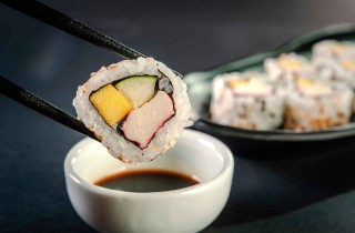 Sushi, la ricetta uramaki da provare a fare in casa