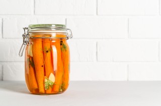 Come conservare le carote sott'aceto in facili passaggi