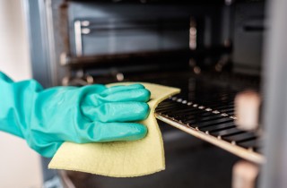 Come pulire il forno incrostato: 5 rimedi per la pulizia senza fatica