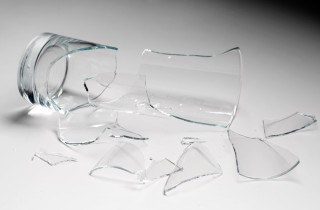 Dove buttare i bicchieri di vetro rotti