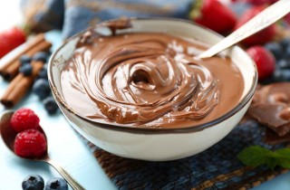 Crema pasticcera al cioccolato, ricetta e consigli per non fare errori