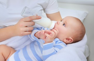 Allattare con latte artificiale: consigli per le mamme