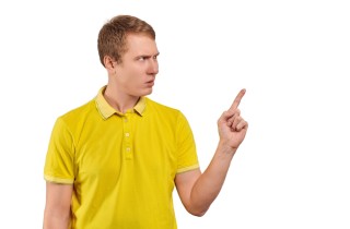 4 gesti comuni che fai con le mani considerati maleducati
