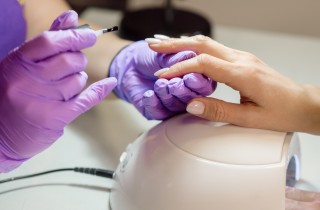 Manicure in gel e allattamento: è sicura?
