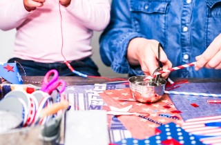 Come fare un braccialetto con cannucce e filo di lana: idea facile per bambini