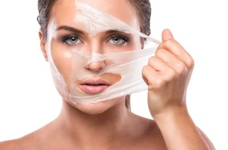 Peeling viso: cos'è e quanti tipi di trattamenti esistono