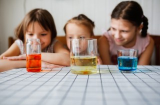 Esperimenti facili per bambini da fare a casa: 5 idee da replicare