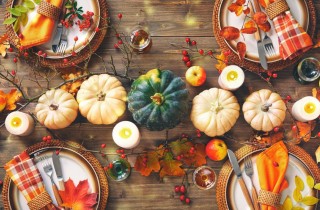Decorare la tavola in autunno con le foglie secche: 7 idee da copiare