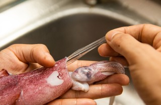 Come pulire i calamari e le seppie