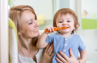Come insegnare la cura dei denti al tuo bambino