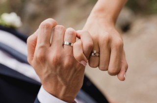 Fedi e anelli di fidanzamento: differenze e come si scelgono