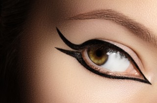 Come applicare l’eyeliner grafico, l’idea glam per le feste