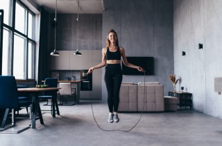 5 esercizi con la corda per allenarsi a casa