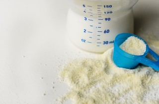 Si può mescolare il latte materno con quello in formula?