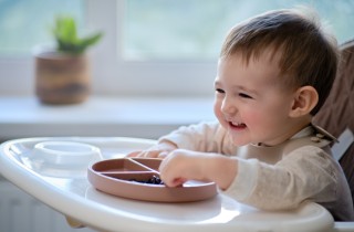 Metodo Montessori: come insegnare ai bambini a mangiare da soli