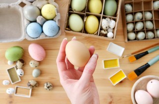 Come colorare le uova di Pasqua con metodi naturali