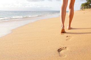 Fa bene camminare scalzi sulla spiaggia: perchè?